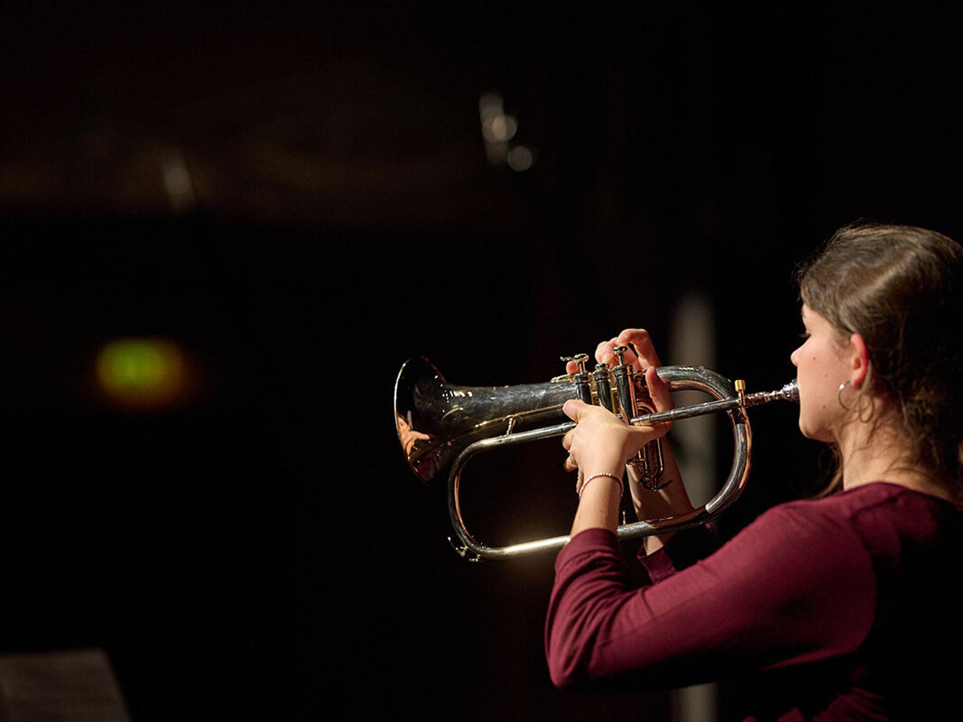 Jugendliche Teilnehmerin spielt Flügelhorn