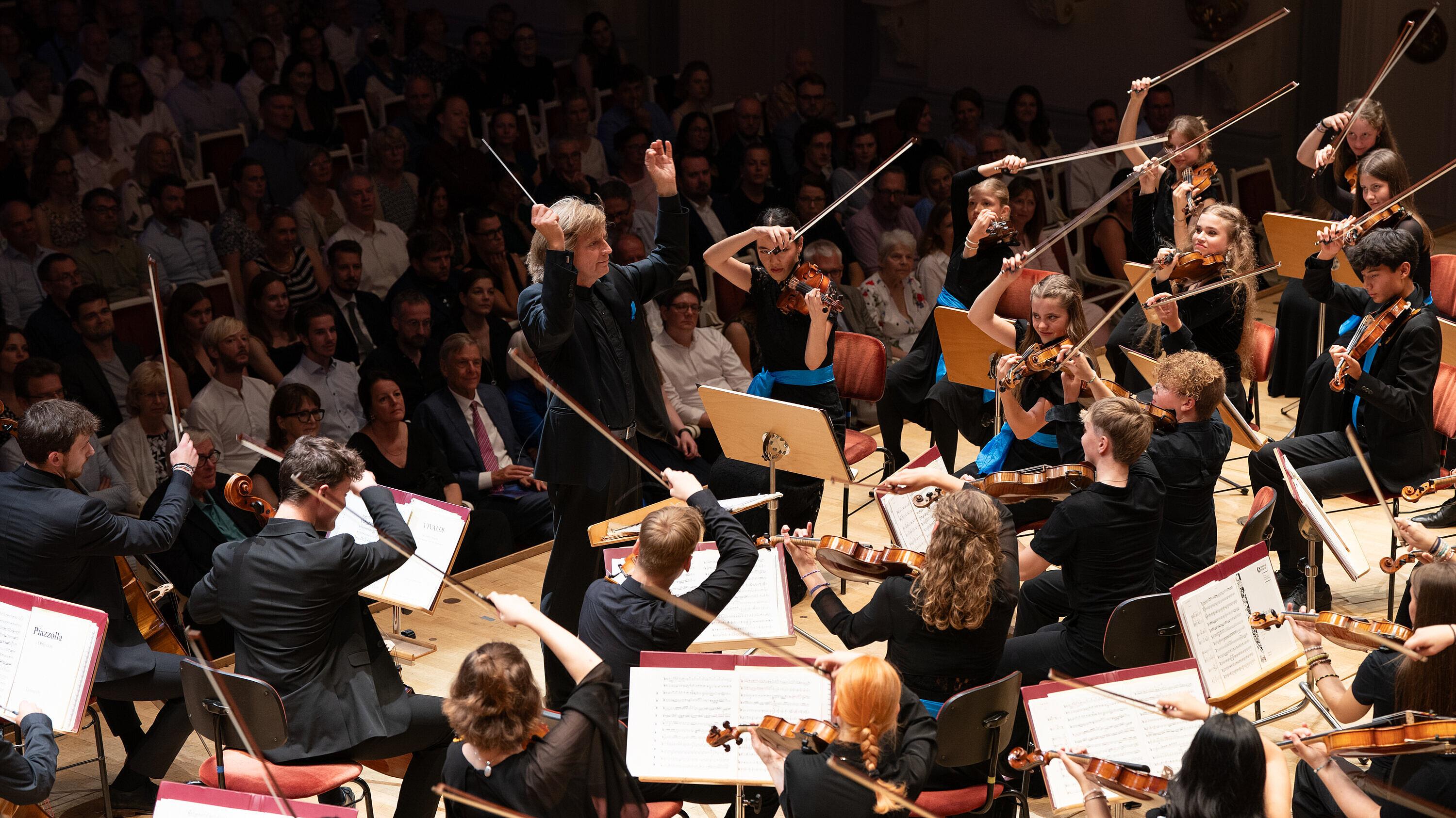 Die Deutsche Streicherphilharmonie präsentiert ein Konzert vor einem aufmerksamen Publikum.